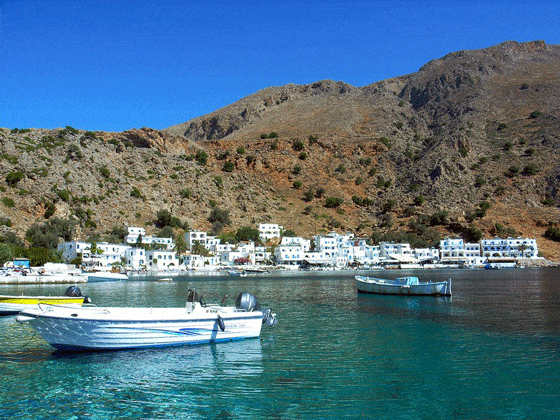 Village blanc de Loutro lors d'un voyage gourmand en Crète avec On se met au vert